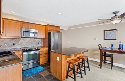 Rockaway Beach Condo | Waterfront Oceanview Rockaway beach home|Steps to beach & Downtown|WiFi|W&D
