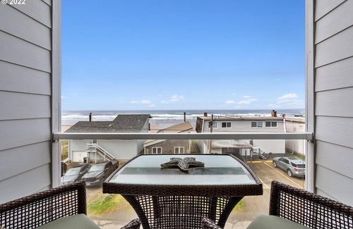 Rockaway Beach Condo | Waterfront Oceanview Rockaway beach home|Steps to beach & Downtown|WiFi|W&D