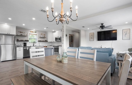 Shoreline Park House | Waterfront Outdoor Bar, Game Room, Fire pit, Grill, Fishing Bay St. Louis Home