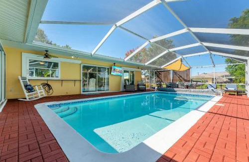 Yacht Club House | Waterfront! Oversize Corner Yard, Dock w/lift, Hot Tub & Pool - Villa Tropical Calusa - Roelens
