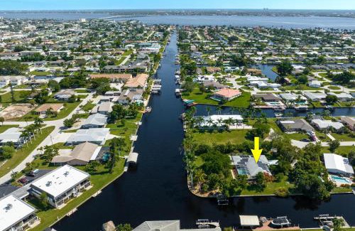 Yacht Club House | Waterfront! Oversize Corner Yard, Dock w/lift, Hot Tub & Pool - Villa Tropical Calusa - Roelens
