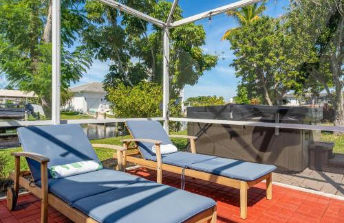 Yacht Club House | Waterfront! Oversize Corner Yard, Dock w/lift, Hot Tub & Pool - Villa Tropical Calusa - Roelens