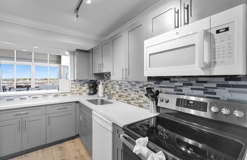 Meadows Condo | Waterfront Penthouse sleeps 16 w/Pool & Boat Dock