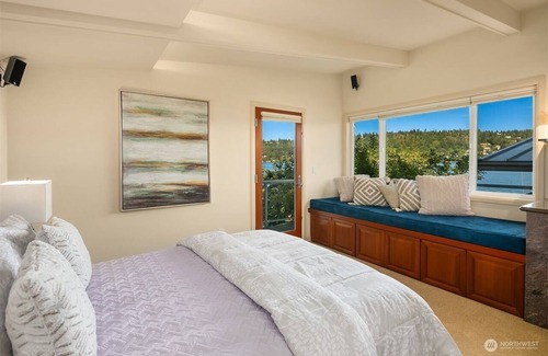 Viewpoint Apartment | Waterfront-Petit Studio on Lake Sammamish near Microsoft with Hot Tub