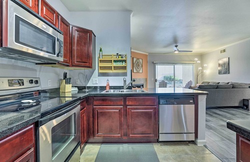 Foothills Condo | Waterfront Phoenix Condo w/Lake & Mtn Views