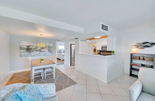 Siesta Key Condo | Waterfront/Pool mins to Siesta Key Beach-bikes/kayaks/SUPS incd- paddle to beach