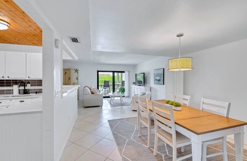 Siesta Key Condo | Waterfront/Pool mins to Siesta Key Beach-bikes/kayaks/SUPS incd- paddle to beach