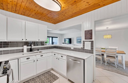 Siesta Key Condo | Waterfront/Pool mins to Siesta Key Beach-bikes/kayaks/SUPS incd- paddle to beach