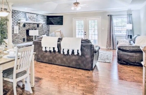 Piney House | Waterfront~pool! Sleeps 35 ~ Boat-Kayak-hike and more!