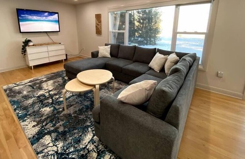 Dashwood Cottage | Waterfront /Private Beach w/Hot Tub by Grand Bend