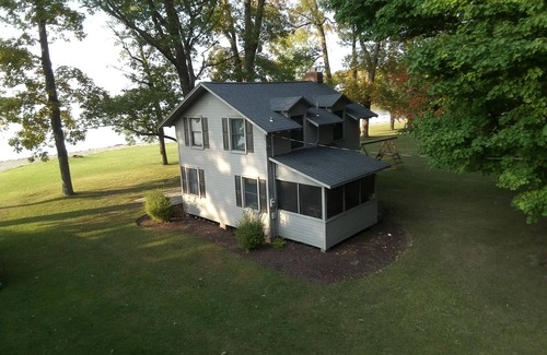 Town of Owasco Cottage | Waterfront Quaint 3 bed cottage that sleeps 6