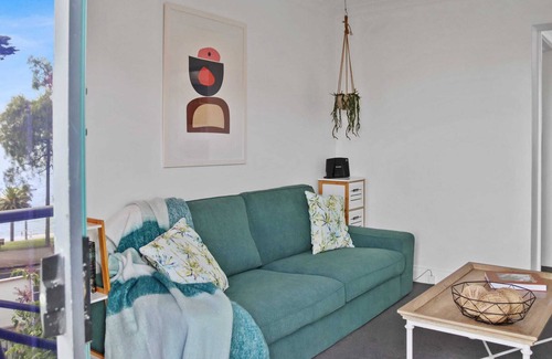 Geelong Apartment | Waterfront Recharge I Central Geelong location