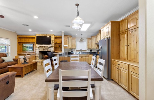 Oakhurst House | Waterfront Recreation Hideaway