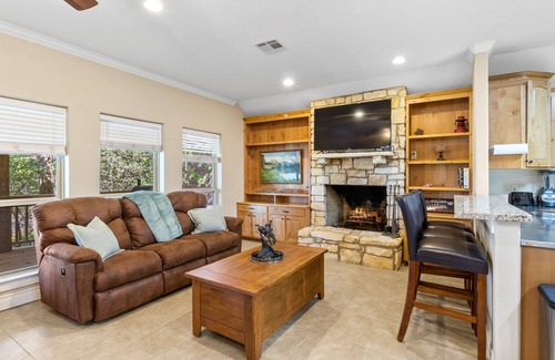 Oakhurst House | Waterfront Recreation Hideaway