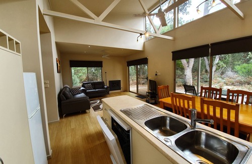 Forge Creek Cabin | Waterfront Retreat At Wattle Point