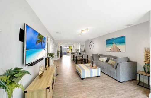 Melaleuca Gardens House | Waterfront Retreat Home Dania Beach