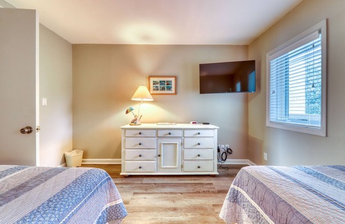 Hilton Head Island Condo | Waterfront Retreat with Shared Pool, Hot Tub & Tennis - Walk to Beach & Coligny