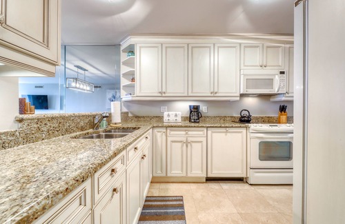 Hilton Head Island Condo | Waterfront Retreat with Shared Pool, Hot Tub & Tennis - Walk to Beach & Coligny