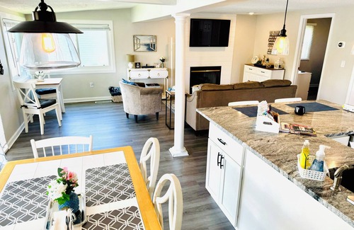 Lakeview Cottage | Waterfront Retreat with King Bed and Boat Docks
