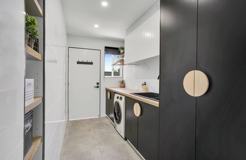 Elanora House | Waterfront Retreat with Infinity Pool & Canal Views