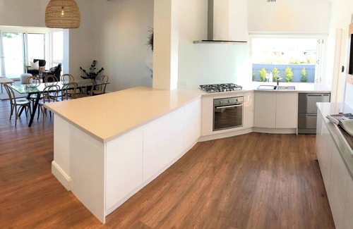 Goolwa Cottage | Waterfront Retreat With Expansive Views - Walking Distance to Wharf & Cafes