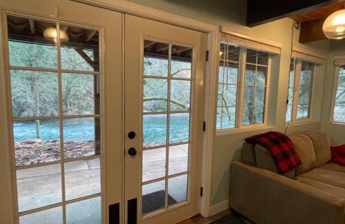 Washougal House | Waterfront Rivers Edge on Washougal River