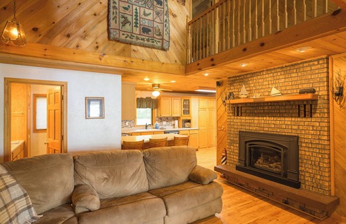 Twin Lakes House | Waterfront sandy beach access