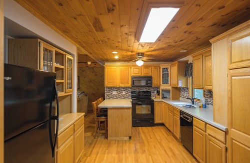 Twin Lakes House | Waterfront sandy beach access