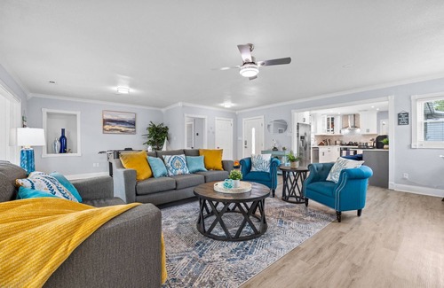 Fox Hill - Grandview House | WATERFRONT*SEMI-PRIVATE BEACH*KING BD* DUAL DESK WORKSTATIONS* BLAZING FAST WIFI