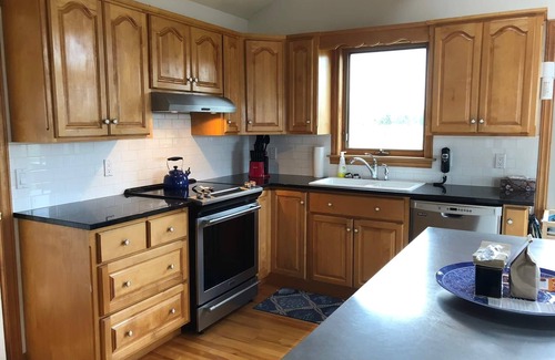 Vernon Bridge House | Waterfront, sleeps 12, Tesla Charger, 20 minutes from Charlottetown
