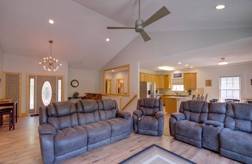 Goodview House | Waterfront Smith Mountain Lake Home w/Boat Dock!