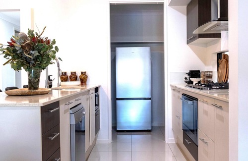 Maroochydore House | Waterfront Stay at Sunshine Villa