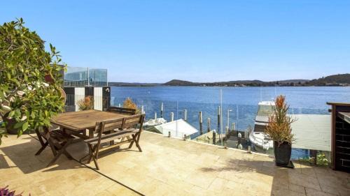 Blackwall House | 'Waterfront Studio' by Accom Holidays
