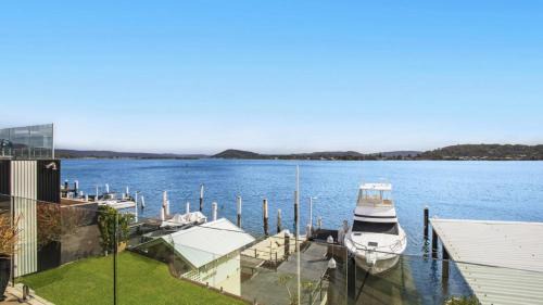 Blackwall House | 'Waterfront Studio' by Accom Holidays
