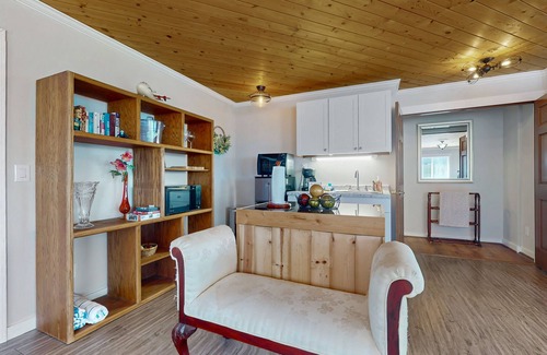 Langley Apartment | Waterfront studio cottage with stunning views