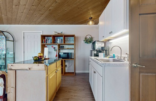 Langley Apartment | Waterfront studio cottage with stunning views