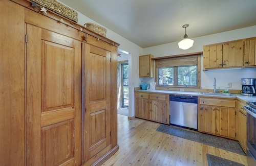 Rapid City Cottage | Waterfront Torch Lake Cottage w/Private Beach!