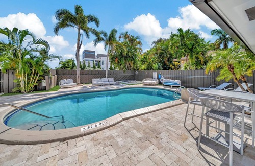 Coral Ridge Apartment | Waterfront Unit #1 20 Min Walk to Beach, Shops and Restaurants