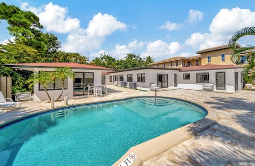 Coral Ridge Apartment | Waterfront Unit #1 20 Min Walk to Beach, Shops and Restaurants