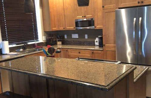 Quincy House | Waterfront view home Sleeps 8. Message me for monthly winter special rates