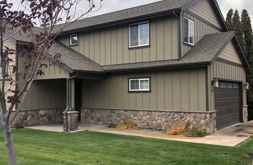 Quincy House | Waterfront view home Sleeps 8. Message me for monthly winter special rates