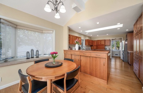 La Conner House | Waterfront View Retreat on Swinomish Channel – 2BR + Den - 30 Day Stay Min