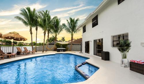Pembroke Pines Villa | Waterfront Villa with Beach, Game Room, Cinema and Spa