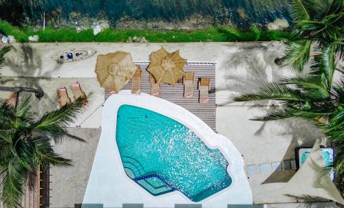Pembroke Pines Villa | Waterfront Villa with Beach, Game Room, Cinema and Spa