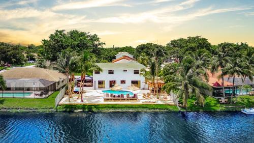Pembroke Pines Villa | Waterfront Villa with Beach, Game Room, Cinema and Spa