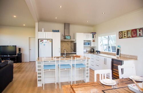 Matarangi Cottage | Waterfront Wonder - Matarangi Holiday Home