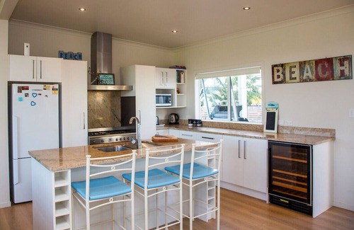 Matarangi Cottage | Waterfront Wonder - Matarangi Holiday Home