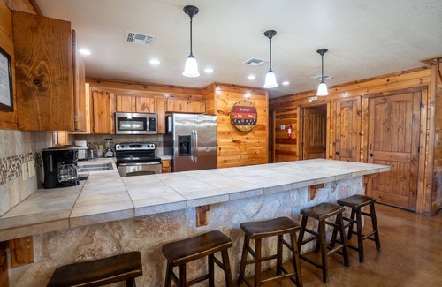 Concan Cabin | Watering Hole/Near Golf Course Multi-Family/FREE Frio @ Gravel Bar w/Concan VIP