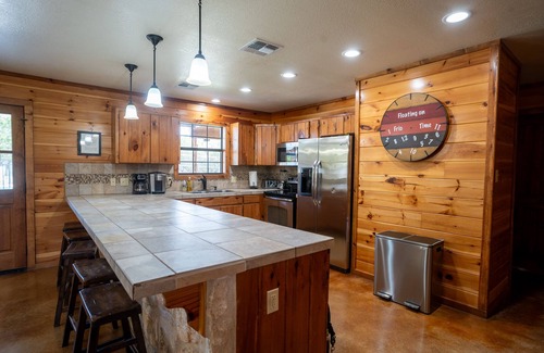 Concan Cabin | Watering Hole/Near Golf Course Multi-Family/FREE Frio @ Gravel Bar w/Concan VIP