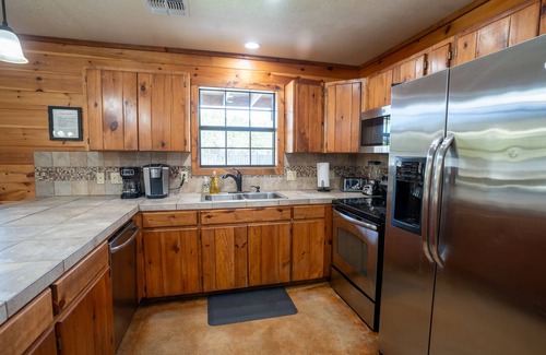Concan Cabin | Watering Hole/Near Golf Course Multi-Family/FREE Frio @ Gravel Bar w/Concan VIP